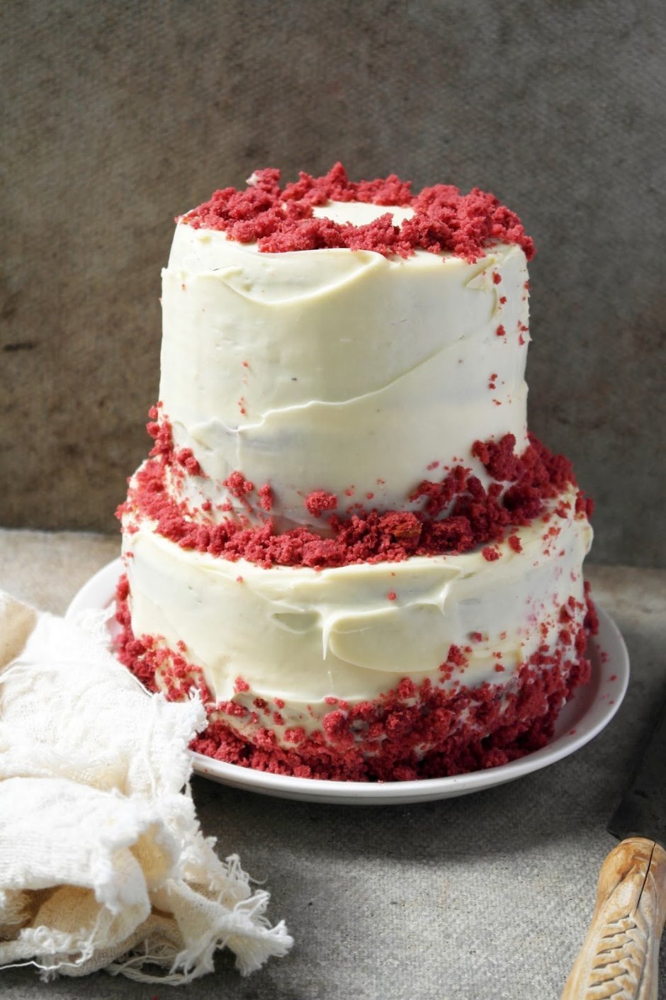 Двухъярусный торт красный бархат