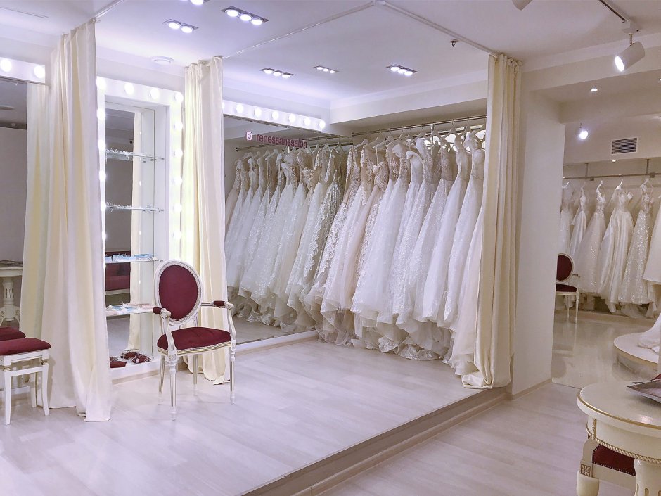 Витрина магазина свадебных платьев