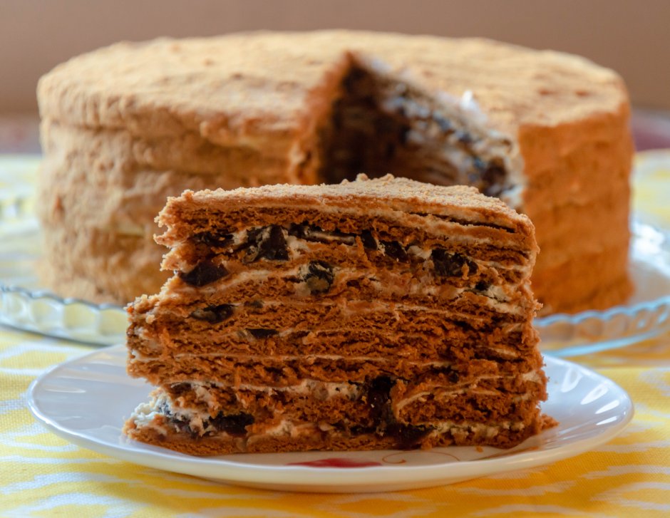 Торт медовик с черносливом и грецкими орехами