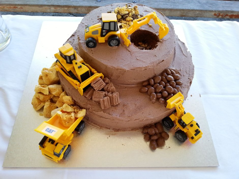 Торт со строительной техникой