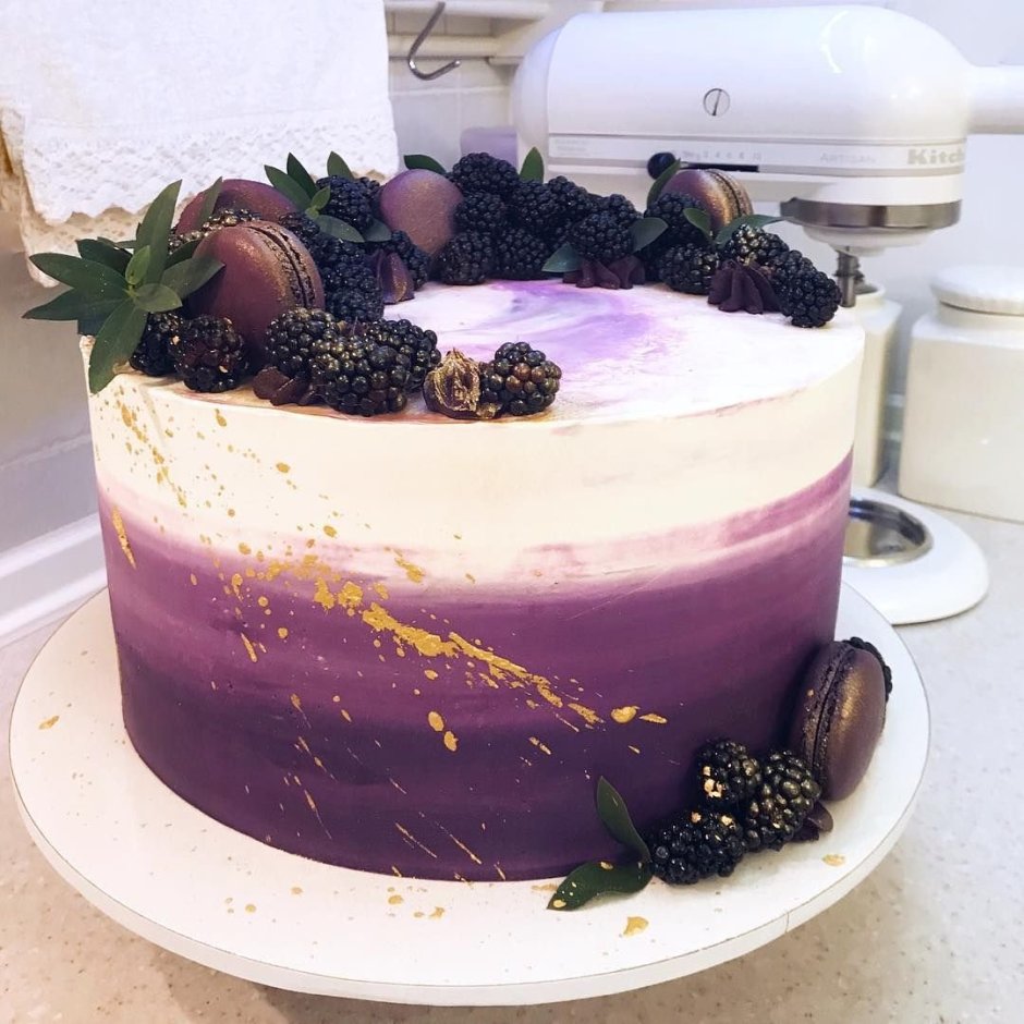 Торт с фиолетовыми мазками