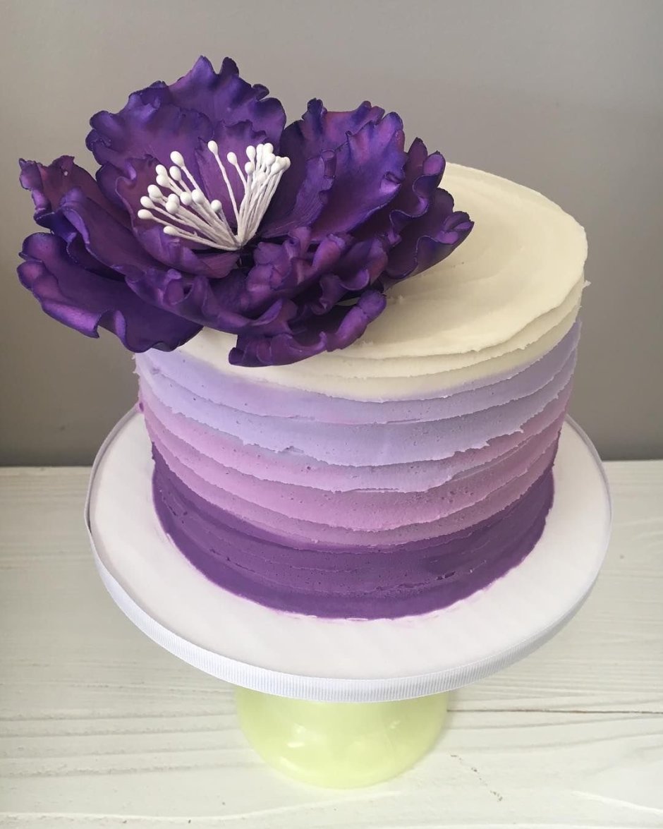 Свадебный торт с фиолетовыми цветами