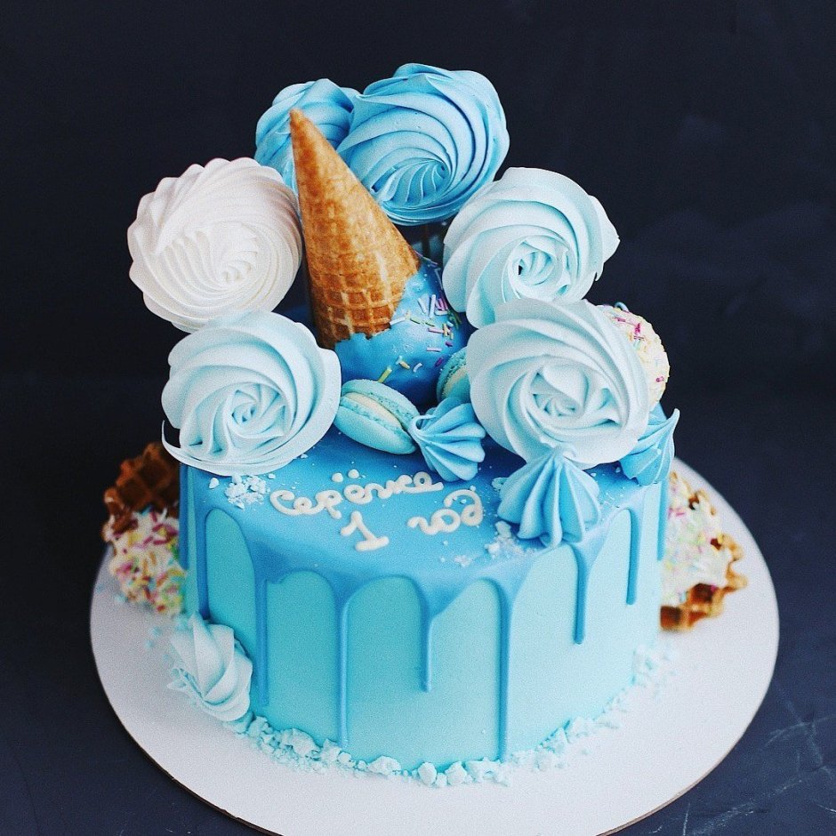 Торт в бело голубых тонах для мальчика с меренгой