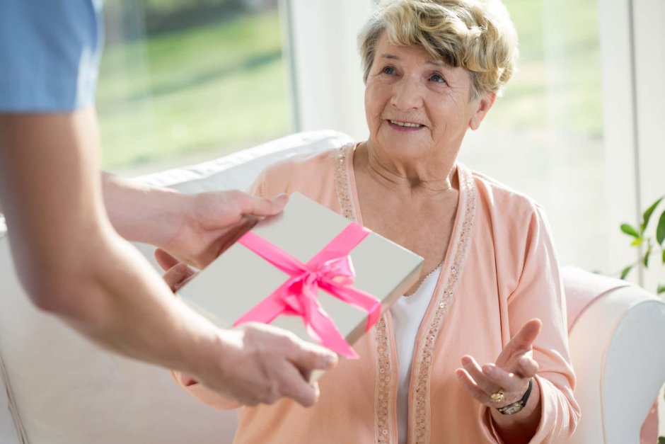 Подарок пожилой женщине