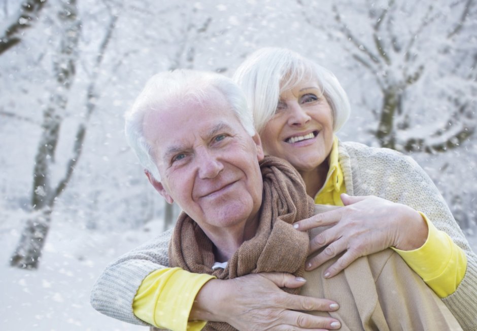 Счастливые пенсионеры зима