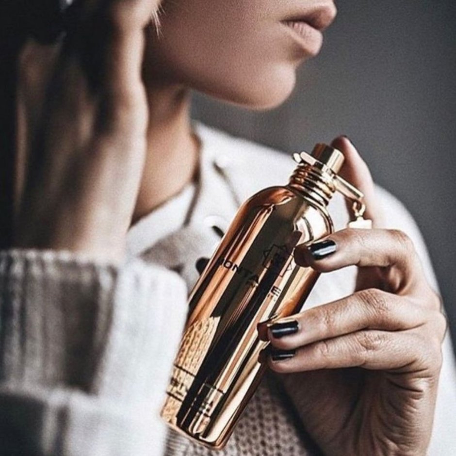 Девушка с парфюмом в руках