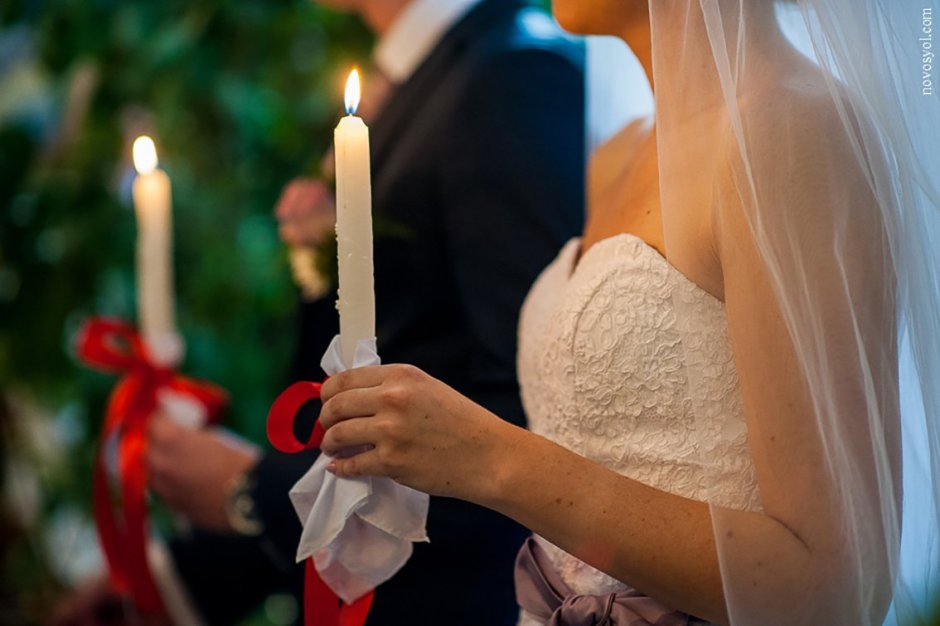 Венчальные свечи в церкви