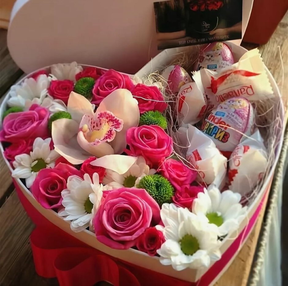 Цветы со сладостями в коробке