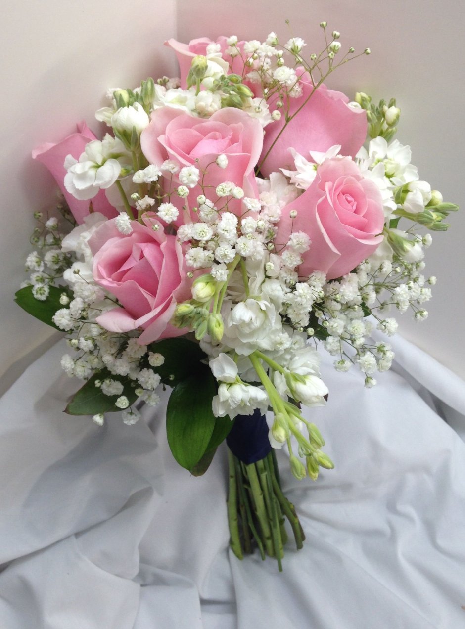 Букет невесты из 7 роз и гипсофилы