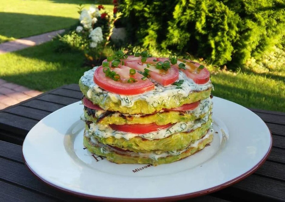 Торт из кабачков с помидорами и чесноком