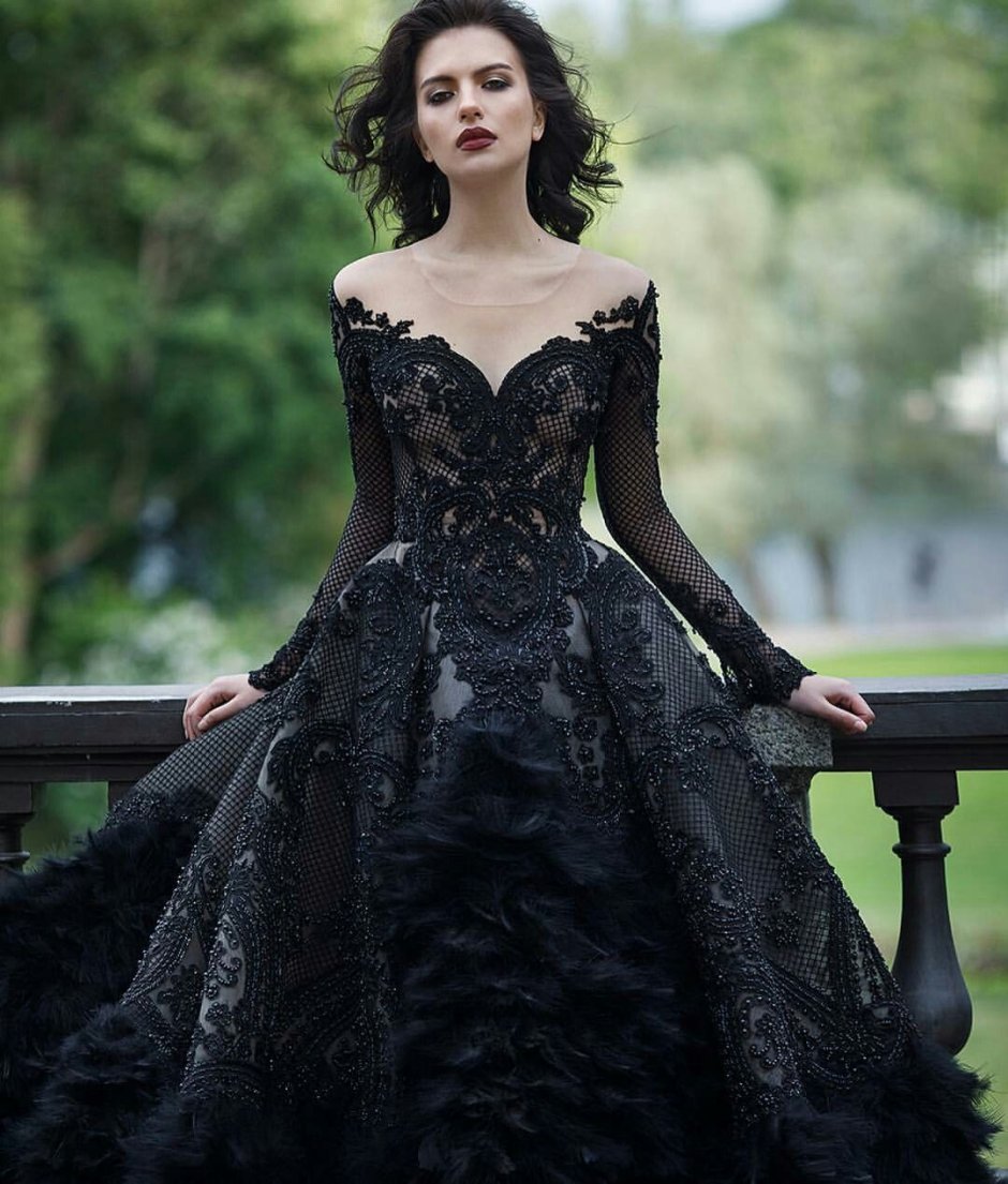 Анна Каренина в черном платье