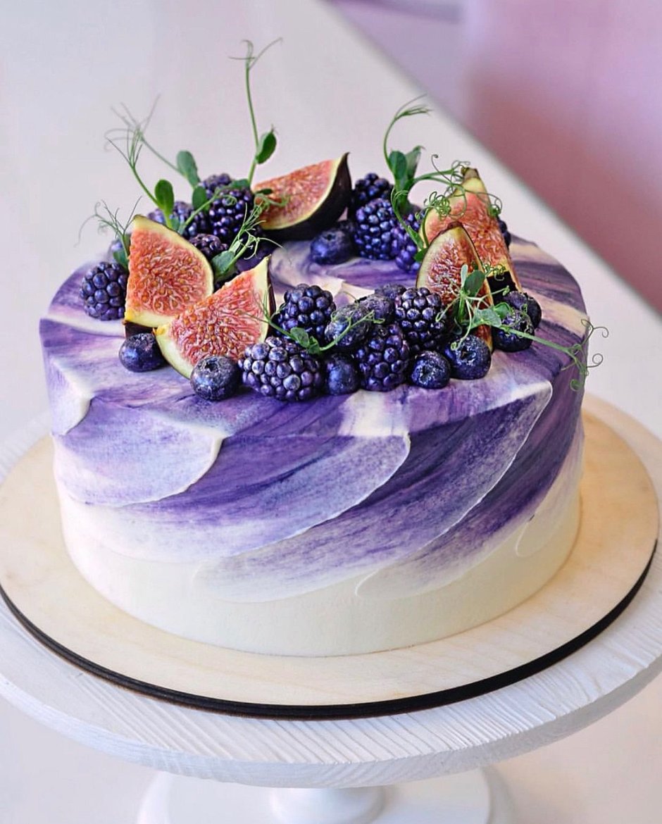 Декор торта с инжиром и голубикой