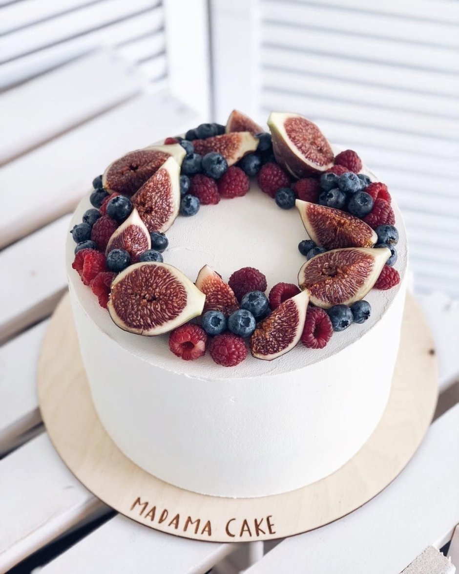 Декор торта с кремовыми цветами и инжиром