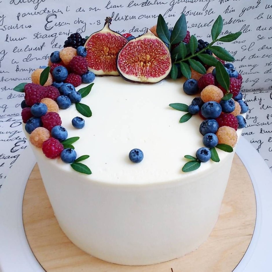 Ванильный торт с вишневым конфи