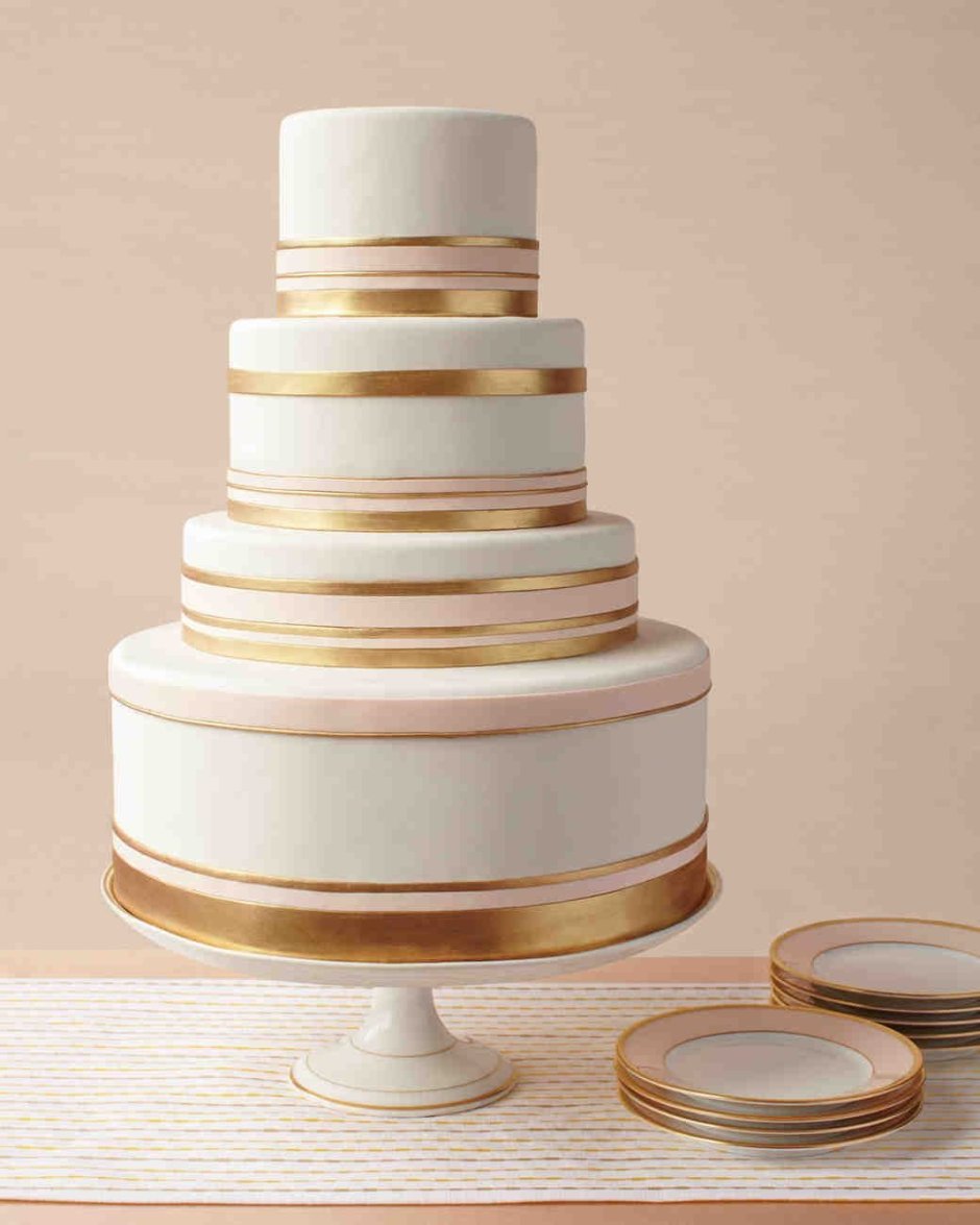 Свадебный торт с золотыми полосками