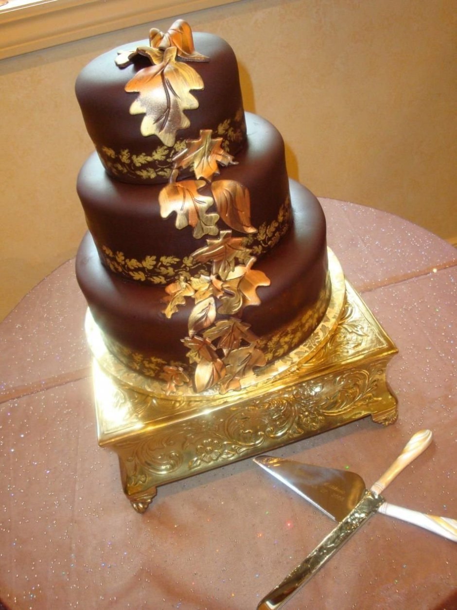 Торт коричневый с золотом