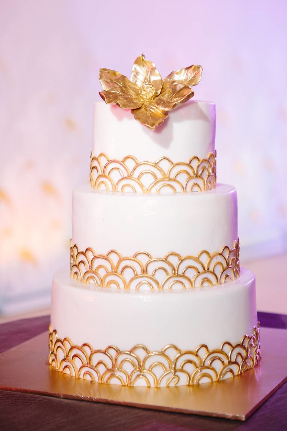 Свадебный торт белый с золотом