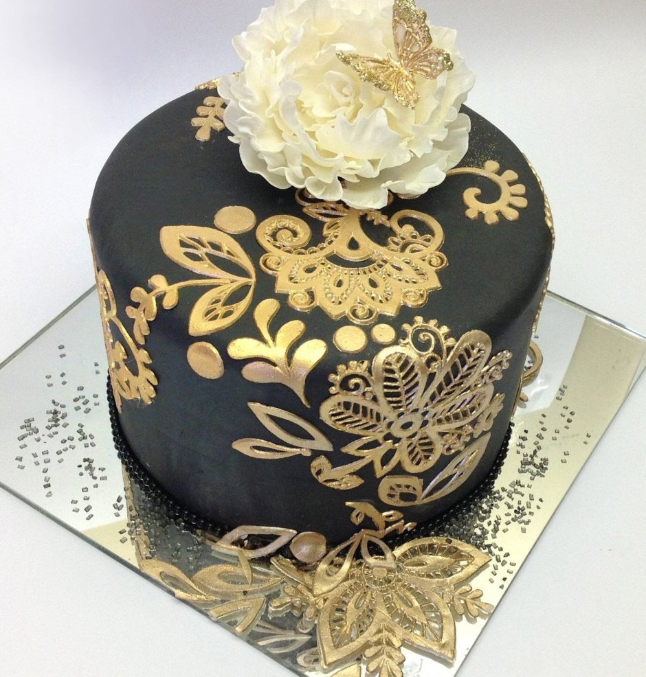 Торт черного цвета с золотом