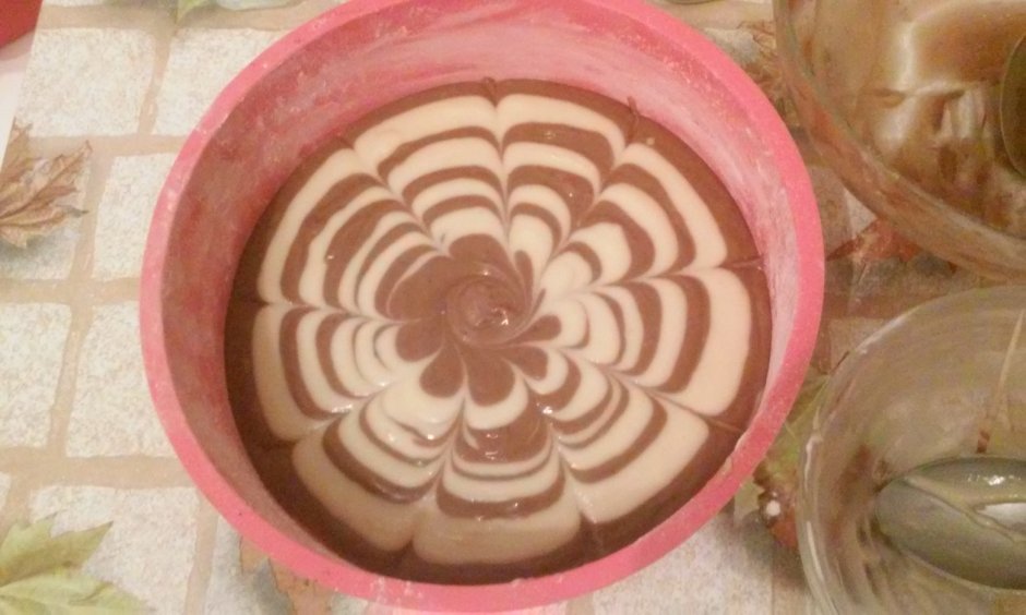 Шоколадная глазурь заливается на горячий пирог Зебра?