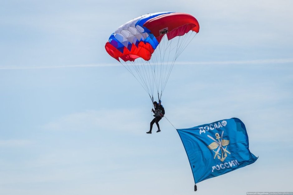 Совершить прыжок с парашютом