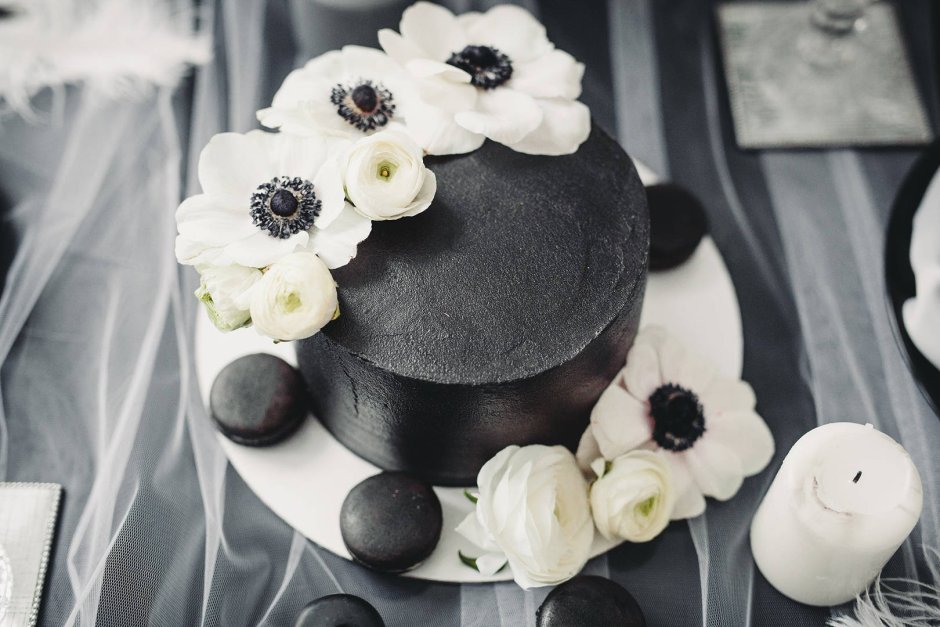Декор торта в черном цвете