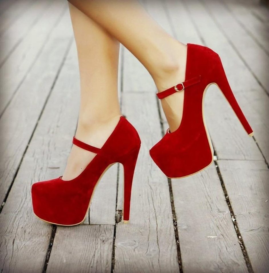 Красные туфли с белыми сердечками