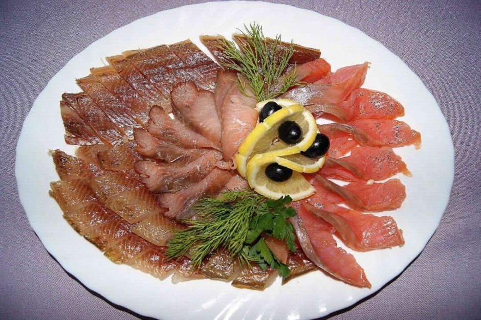 Салат с красной рыбой слабосоленой слоями