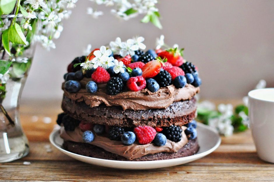 Торт шоколадный со сливками и фруктами