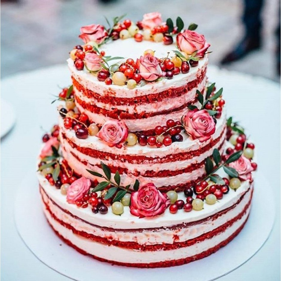 Трехъярусный торт красный бархат