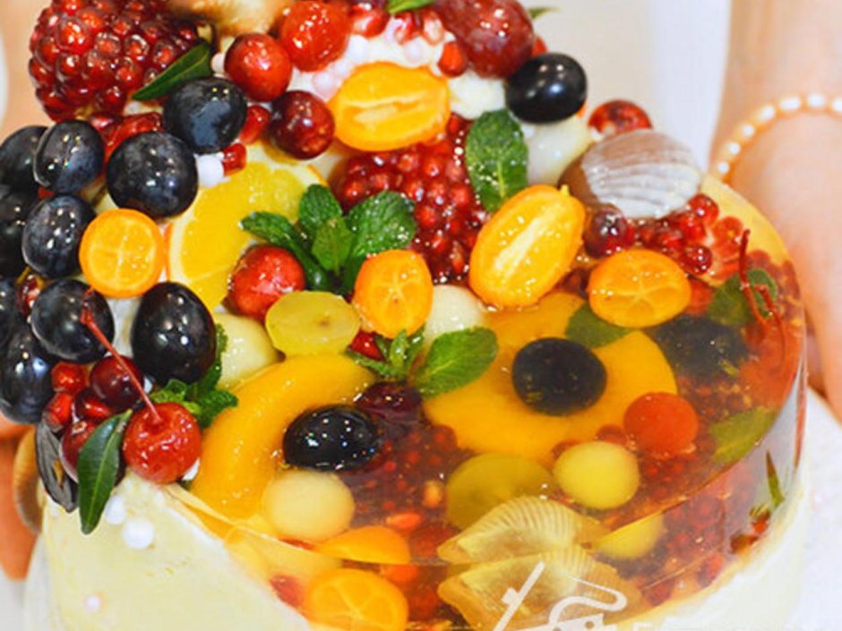 Торт с фруктами и ягодами в желе