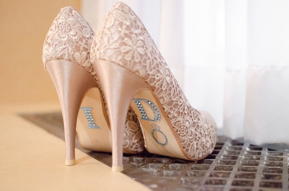 Идея для свадебного фото надпись на туфли