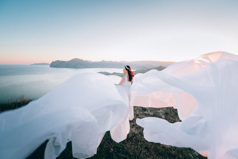 Жених и невеста в горах