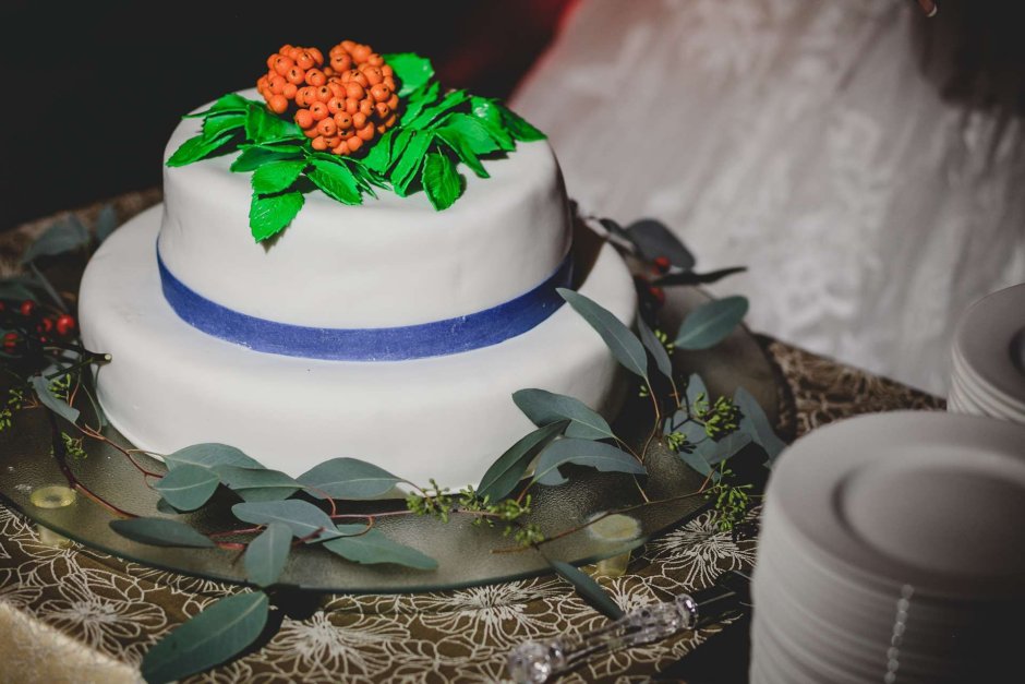 Свадебный торт с рябиной