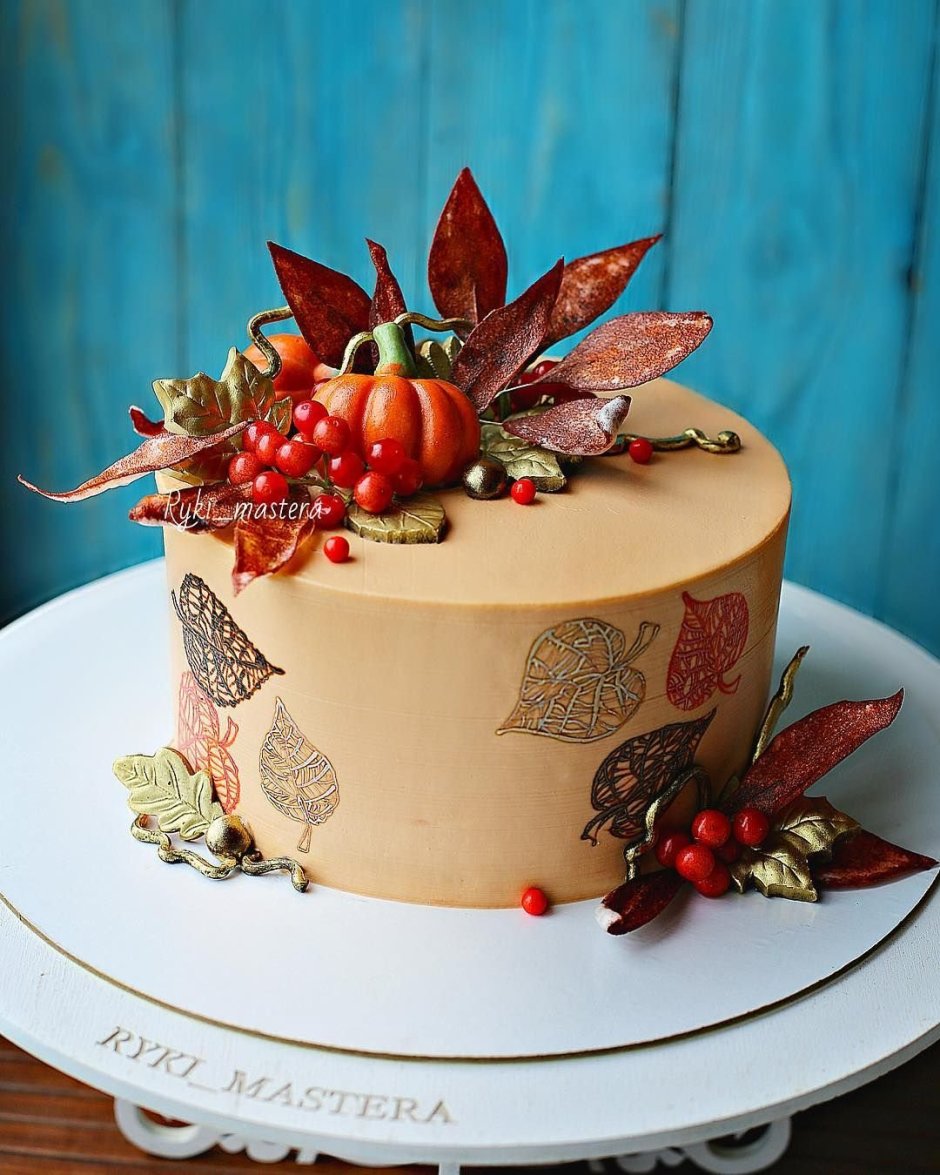 Осенний свадебный торт с рябиной