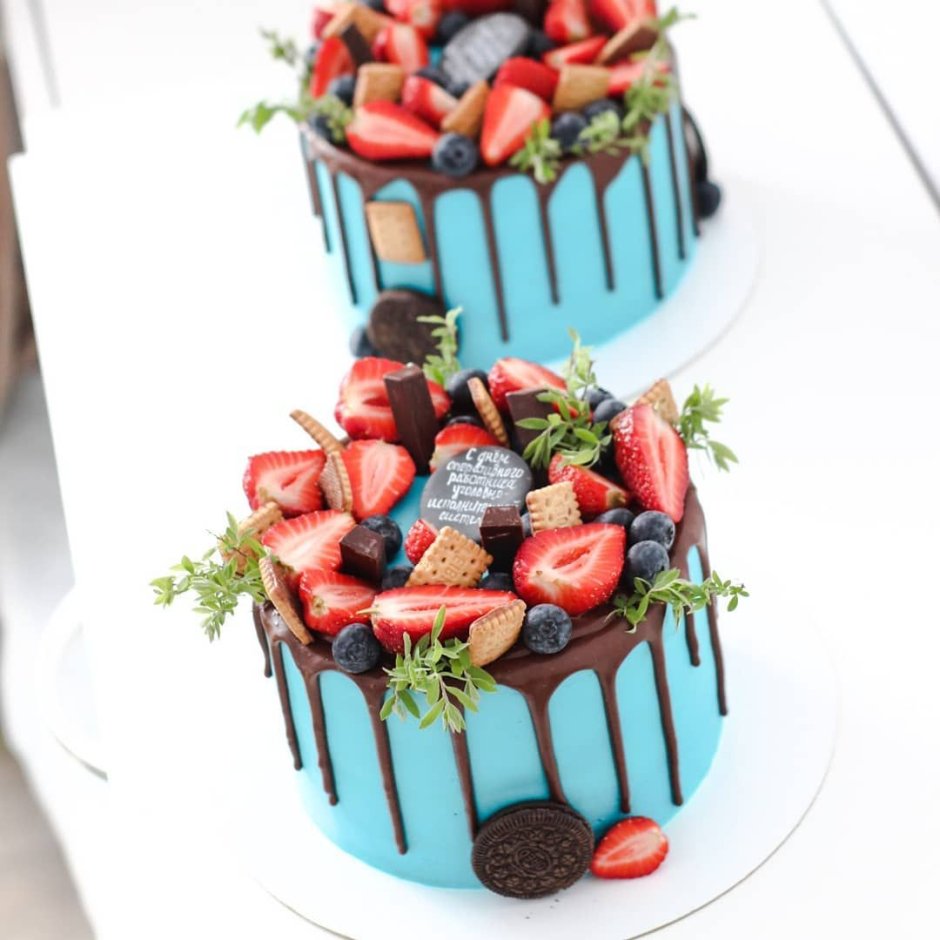 Цветной торт с ягодами
