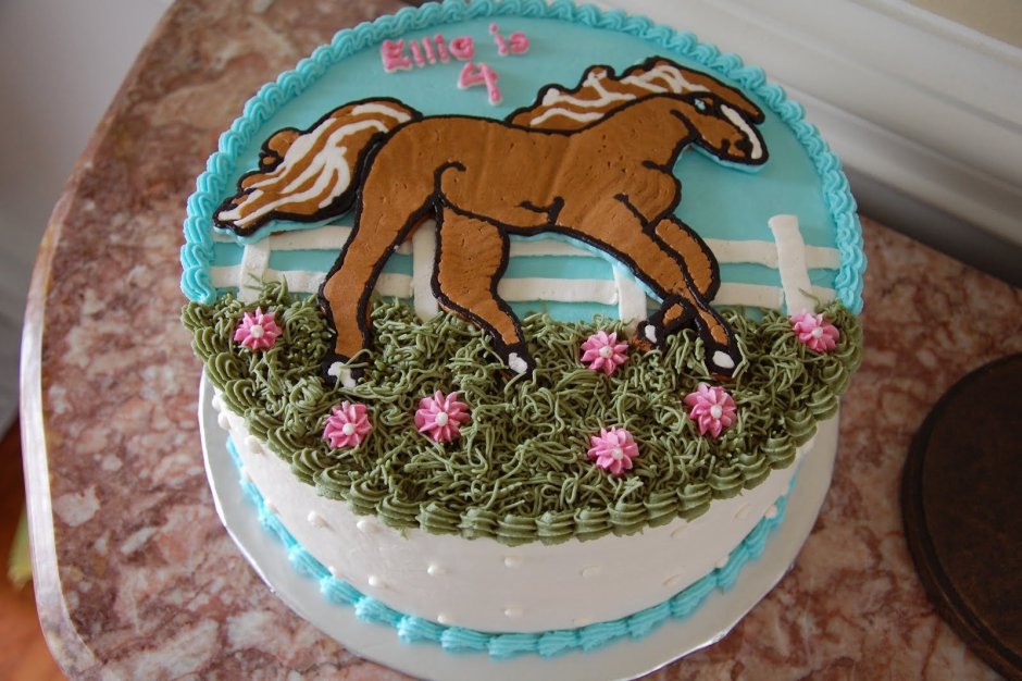 Торт с топперами лошадки