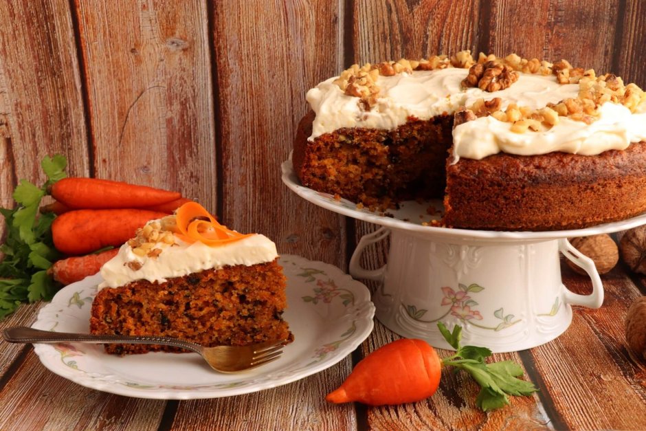 Украшение морковного торта орехами