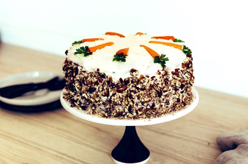 Морковный торт с черносливом и орехами