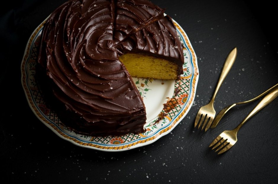 Кремовый торт с клубникой в шоколаде для женщины