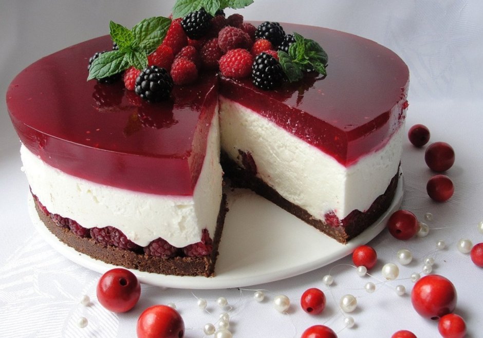 Торт с ягодами и творожным кремом