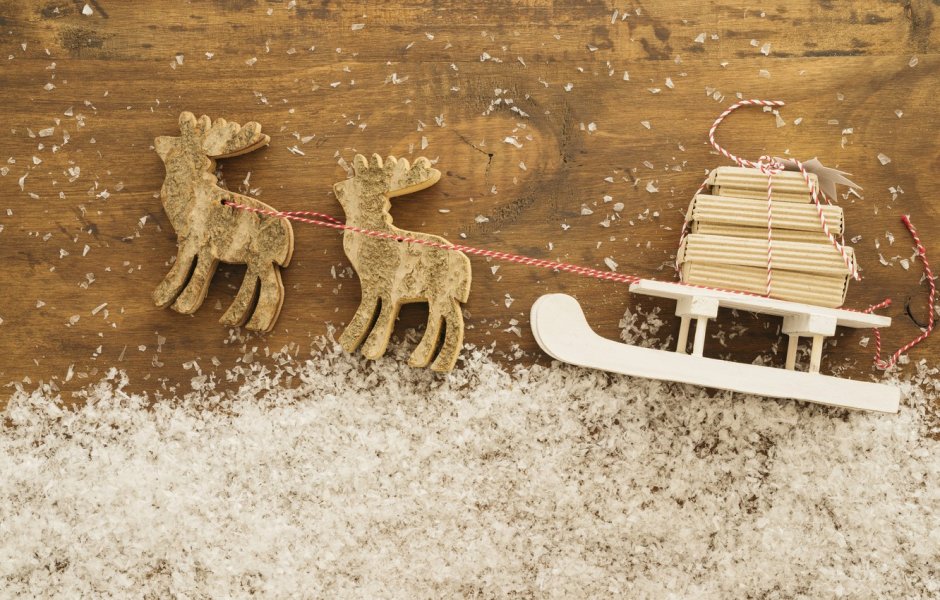 Силуэт Деда Мороза на санях с оленями