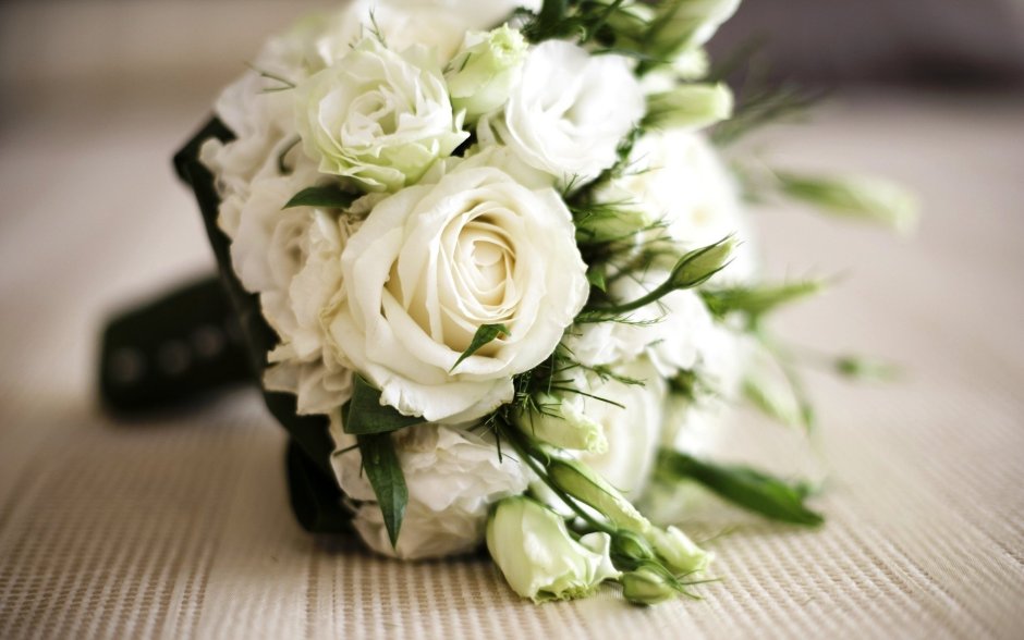 Свадебный букет белые розы