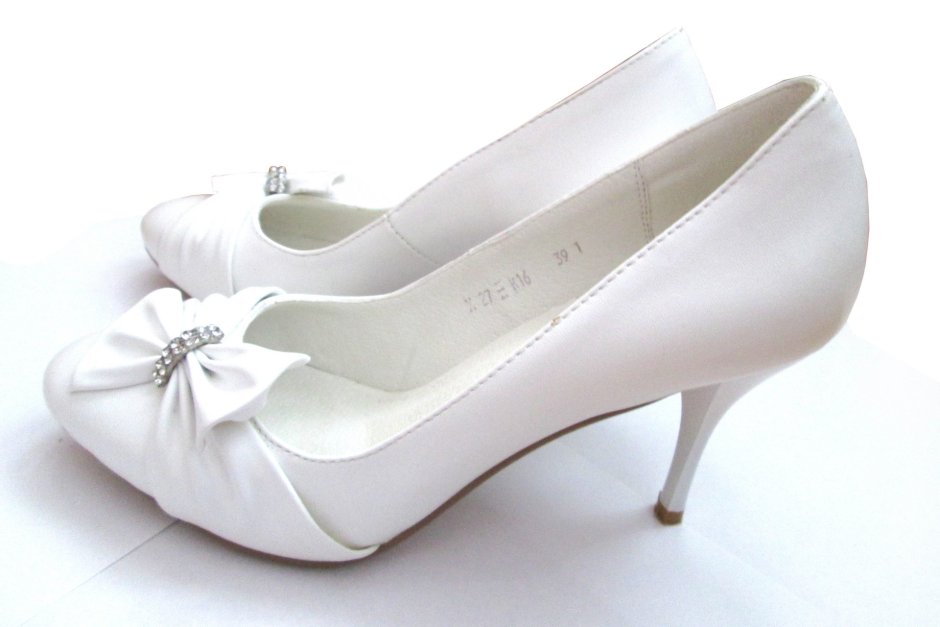 Свадебные туфли на низком каблуке