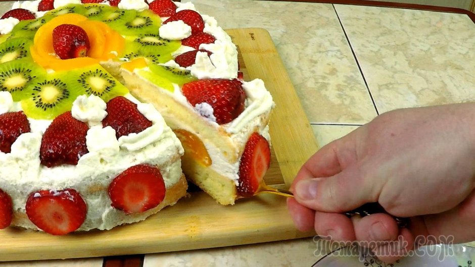 Бисквитный торт со сливками и фруктами