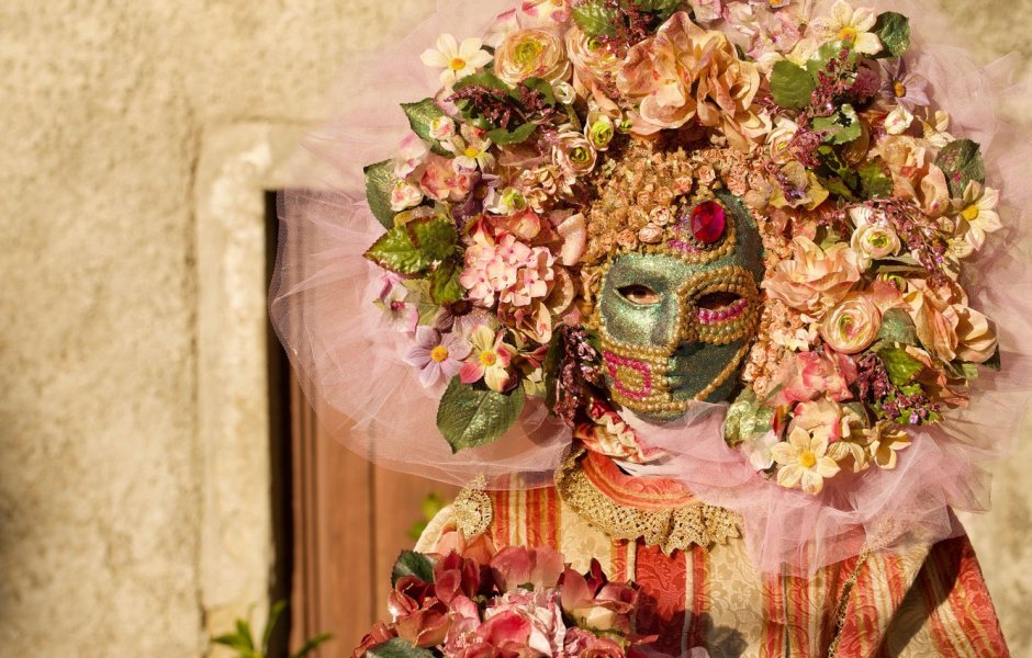 Венецианская маска с цветами