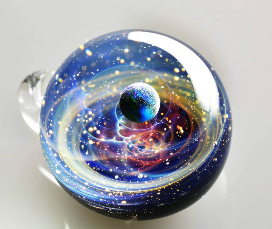 Вселенная в стеклянных шарах сатоши Томизу