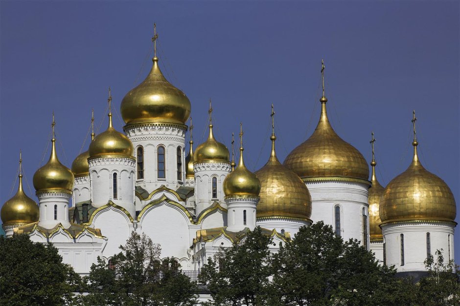 Церковь с золотыми куполами в Москве