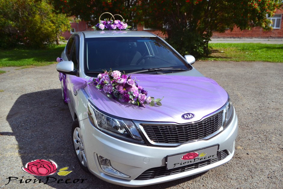 Украшение на машину на свадьбу в сиреневом цвете
