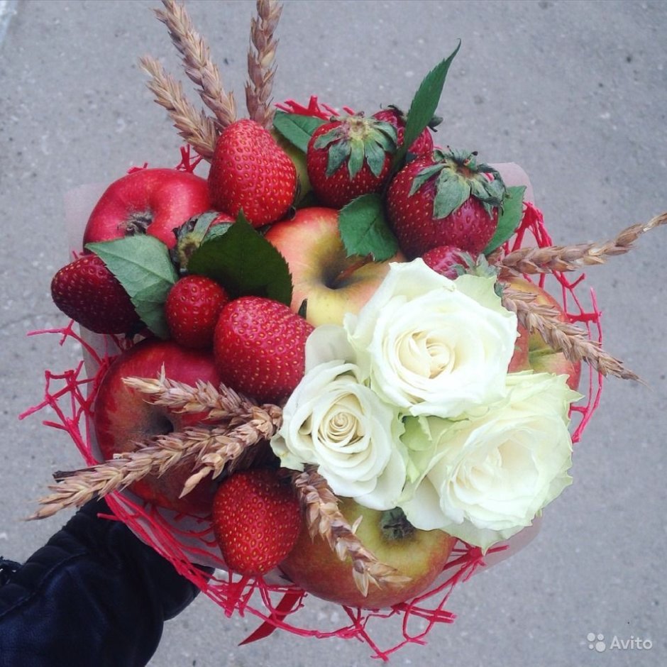 Букет с живыми цветами и фруктами