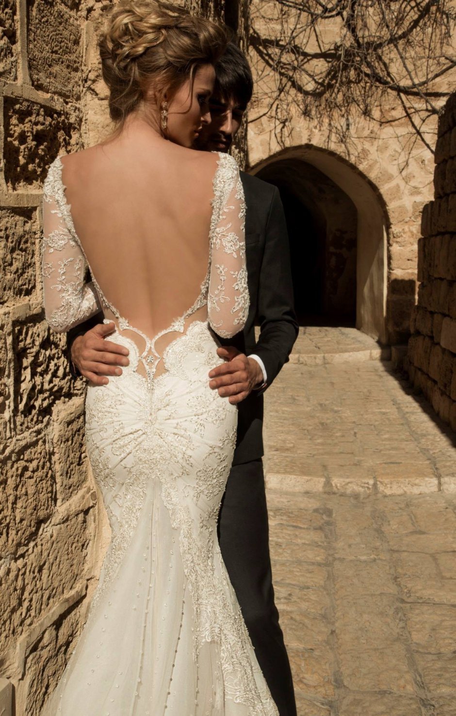 Свадебное платье с вырезом на спине